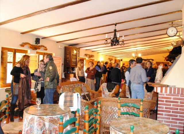 De charla en el salon de la finca